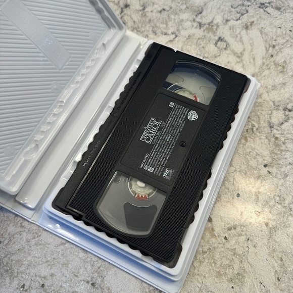 VHS A Christmas Carol movie based on the novel by Charles dickens - Picture 3 of 3